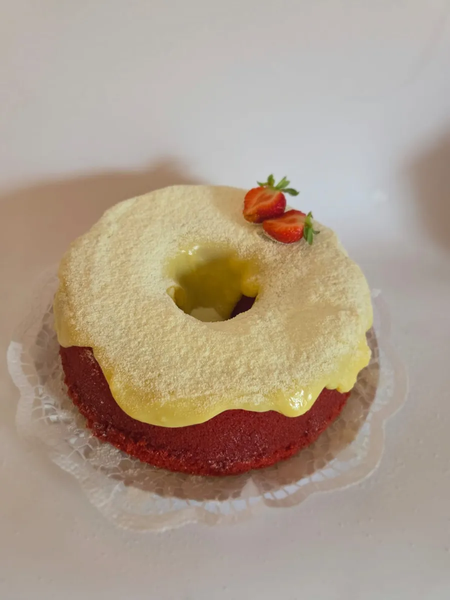 Bolo red velvet com cobertura e morangos