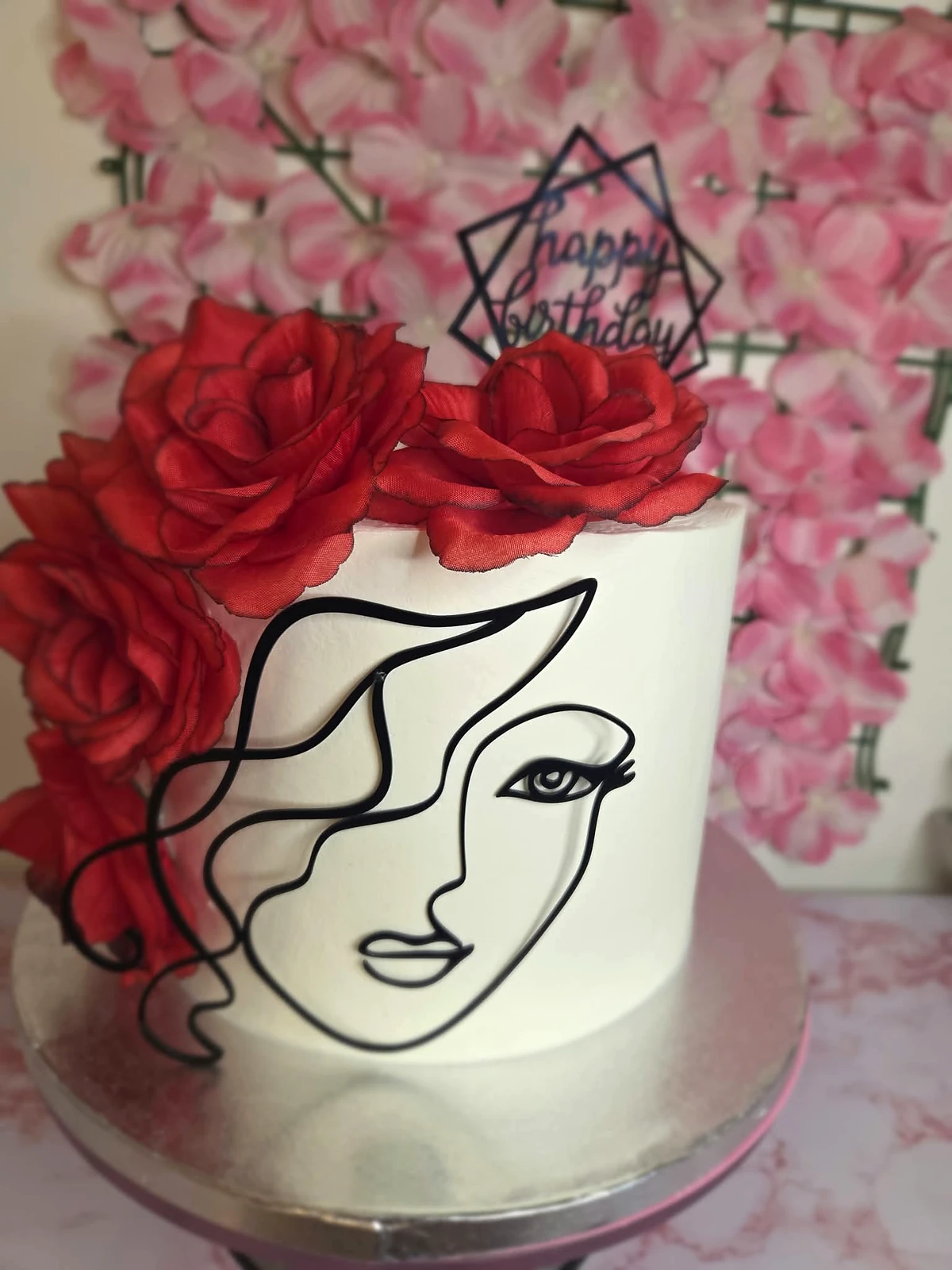 Bolo com rosas vermelhas e rosto em linha